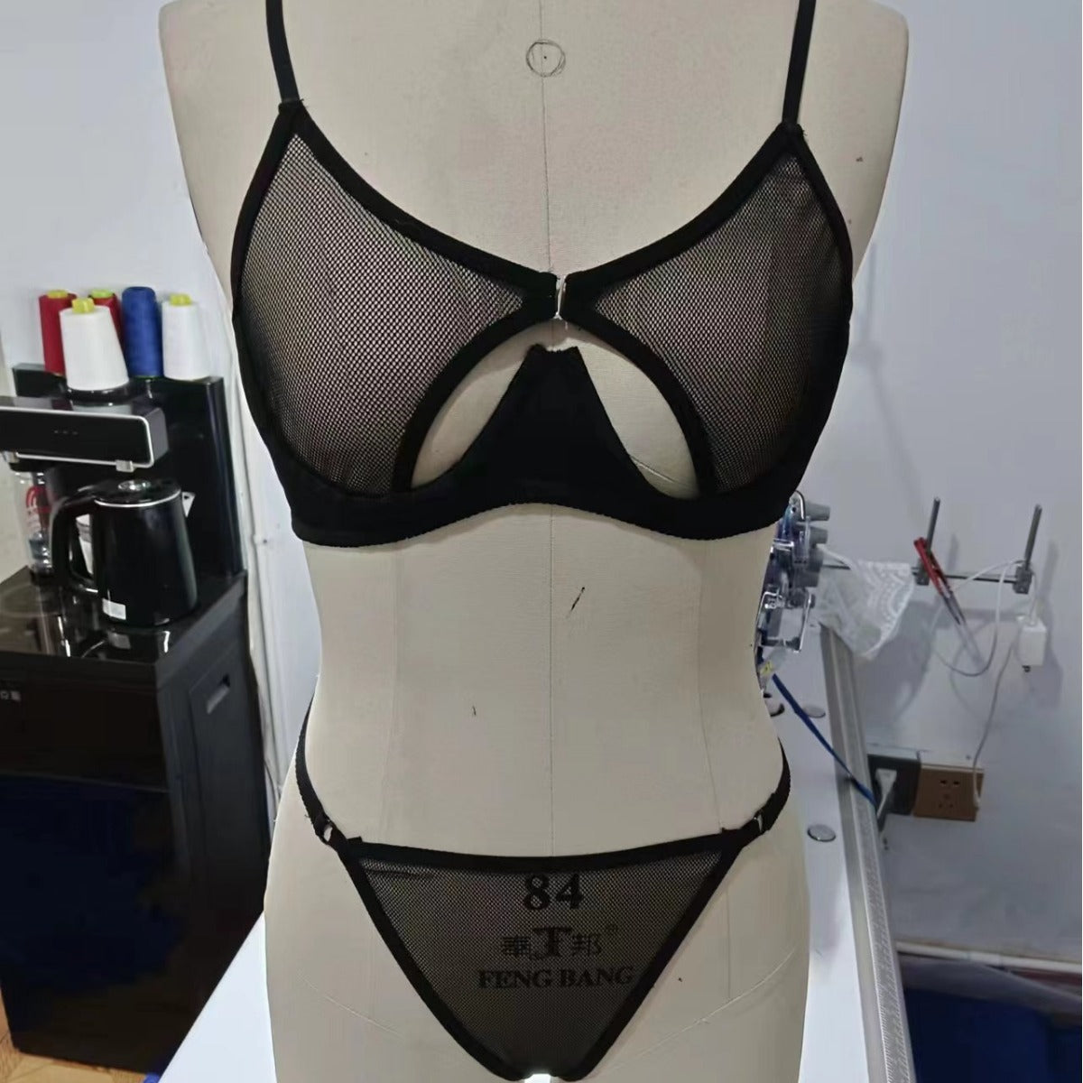 Man Lian boutique spot European and American sexy lace gathered bra set mesh webbing erotic underwear (bra on