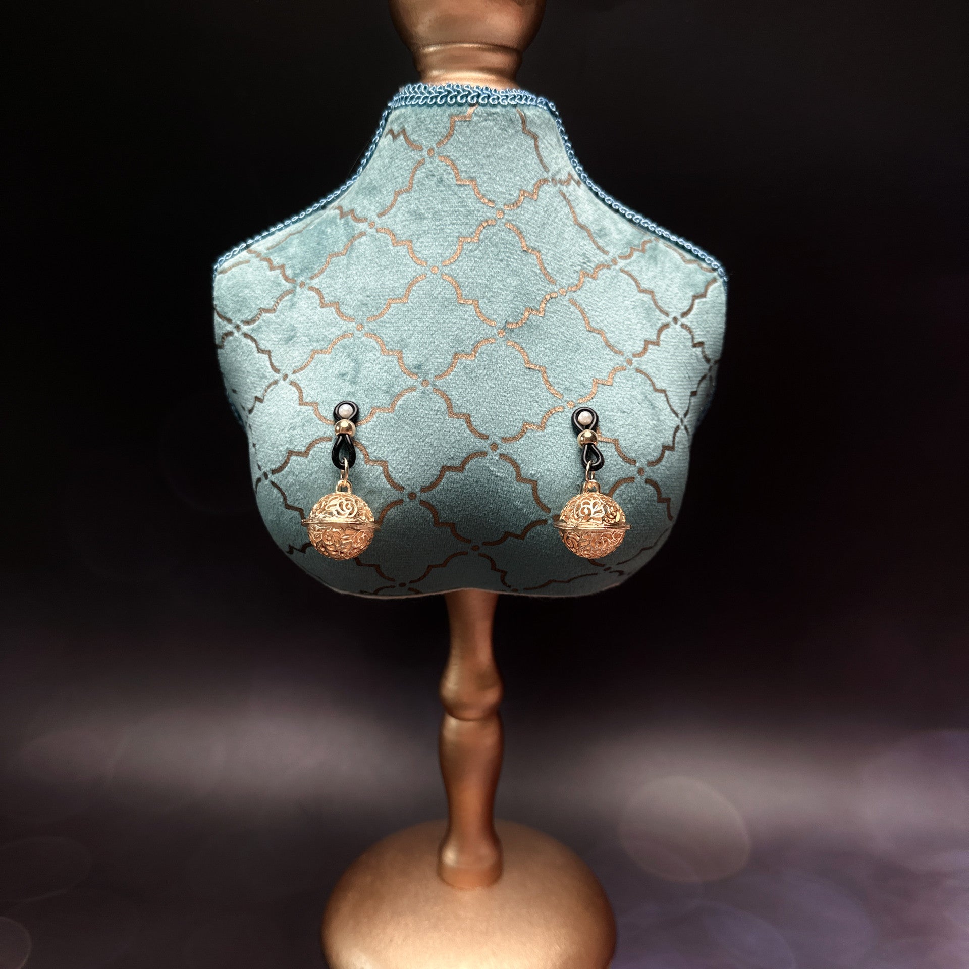 Image of SM erotic rubber band nipple clamp bell tightening nipple training punishment Mimi plus breast abuse k9 dog slave